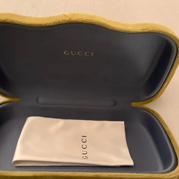 Gucci Black Sunglasses with Gold Logo - Picture 6 of 8
